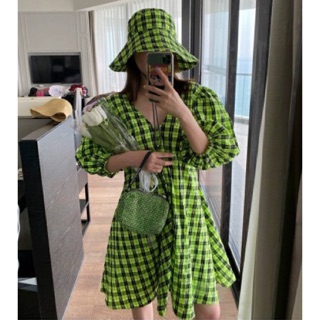 NEON Scott🍏เดรสคอวีลายสก๊อตสีเขียวนีออน แบบพลอยชวใส่ค่าาา