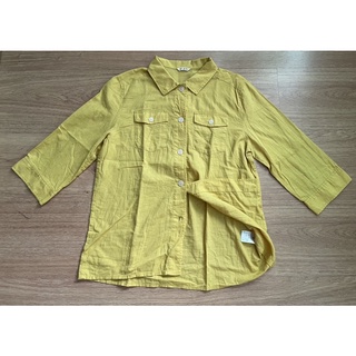 Used 🙌 Salem Skratta เสื้อคอปกแขนสามส่วน ติดกระดุมหน้า แต่งดีเทลด้วยกระเป๋าหน้าสองข้างแขนติดกระดุมด้วย สีเหลืองแปลกตาค่ะ