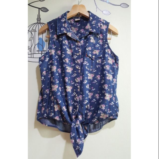 เสื้อยีนส์ แขนกุด ลายดอก Levis