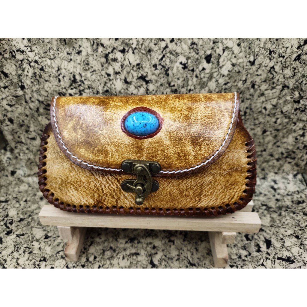 กระเป๋ามือถือ ทรงนอน  ไซส์ใหญ่ ประดับเทอร์คว้อยซ์ หนังแท้