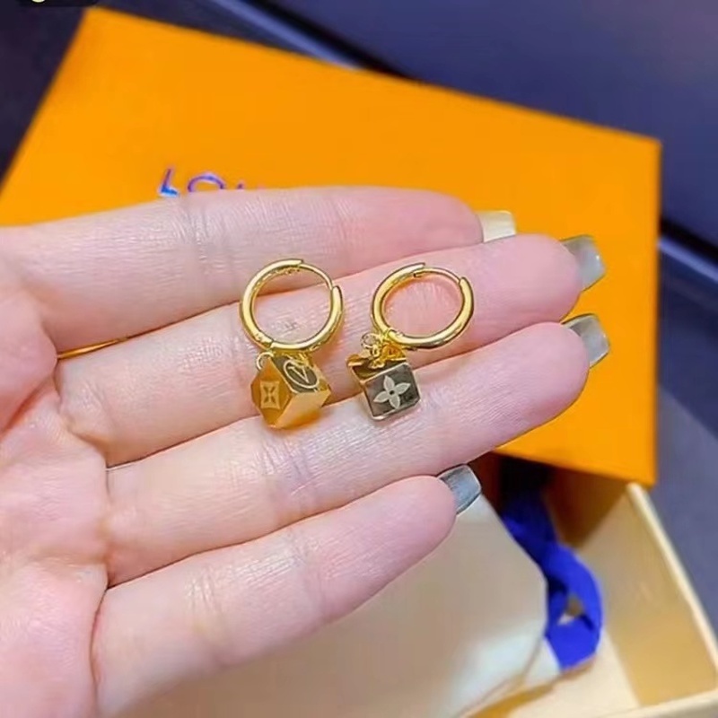 สร้อยคอ จี้หัวเข็มขัด ทรงสี่เหลี่ยม พิมพ์ลาย สามมิติ คุณภาพสูง แบบสร้างสรรค์ แฟชั่นสําหรับผู้หญิง