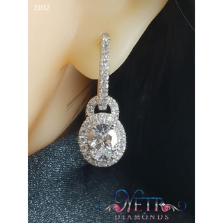 ต่างหูเพชรรูปไข่ข้างละ 2 กะรัต เพชรเลียนแบบเพชรแท้ ทำจาก เพชร CZ, Cubic Zirconia หรือ เพชรโคลนนิ่ง ล้อมเพชร ทำจากเพชร CZ