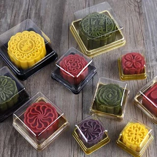 DEDEE (50ชุด)กล่องขนมสี่เหลี่ยมพลาสติกฐานสีทอง ฐานสีดำ กล่องขนมจตุรัส กล่องเบเกอรี่PET