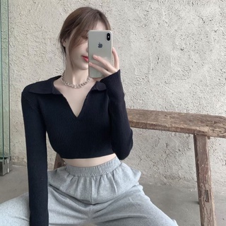 Plain crop top ครอปโปโลแขนยาว เป็นทรงคอวีจะช่วยทำให้ข่วงตัวดูยาว แอบแซ่บเว้าหลังนิดๆ แมทซ์กับยีนส์ตัวเดียวจบเลยจ้า