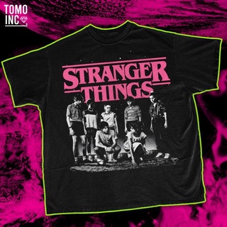 เสื้อยืดคอกลมเสื้อยืด พิมพ์ลาย Stranger Things สําหรับผู้ชาย | รองเท้าบูท | โทโมอิ้งS-4XL