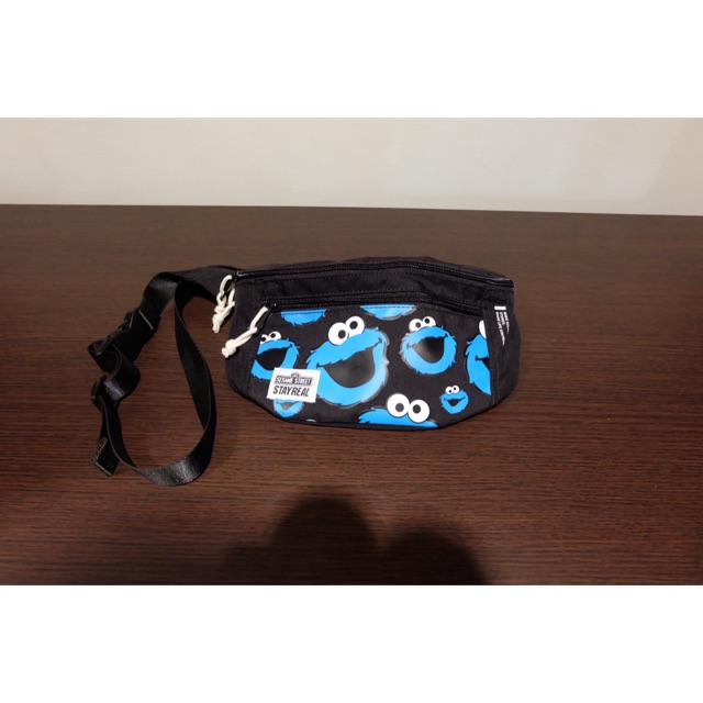 กระเป๋าคาดอก ลาย Cookie Monster ของ Stayreal