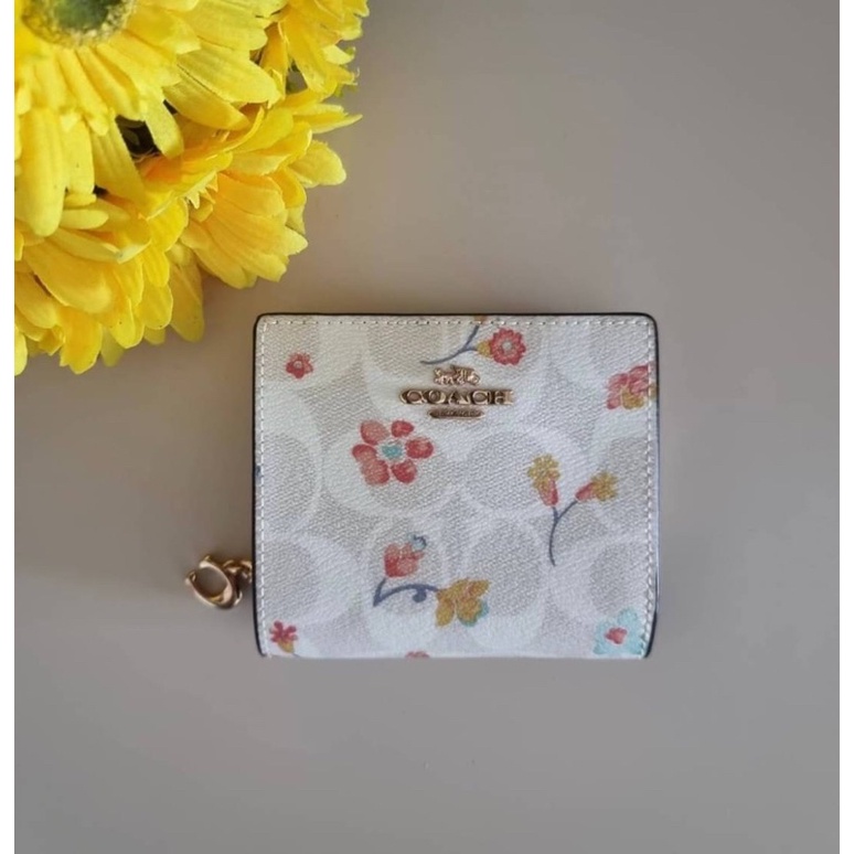(ผ่อน0%) กระเป๋าสตางค์  สีขาวซีลายดอกไม้ C8704 COACH SNAP WALLET IN SIGNATURE CANVAS  กระเป๋าเงินสั้นสองพับ ใส่แบงค์พัน