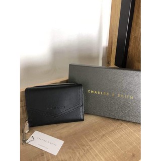 CHARLES &amp; KEITH COMPACT WALLET กระเป๋าสตางค์ กระเป๋าตัง กระเป๋ษเงิน เป๋าตัง ใบสั้น 3 พับ กะทัดรัด สีดำ ของแท้ 100%