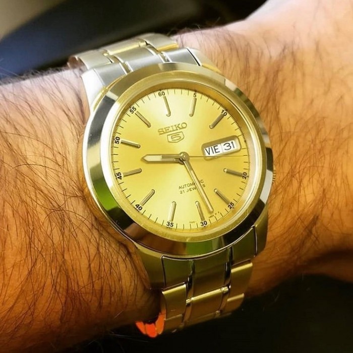 SEIKO 5 Automatic รุ่น SNKE56K1 นาฬิกาข้อมือผู้ชาย สแตนเลสสีทอง - มั่นใจ ของแท้ 100% รับประกัน 1 ปีเต็ม
