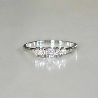 💍แหวนเพชร 3 เม็ดเป็นตัวแทนของของความรักทั้งในอดีต ปัจจุบัน และอนาคต
: