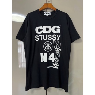 CDG X STUSSY NO.4 LOGO PRINT T-SHIRT เสื้อยืดคอกลมแขนสั้น ซีดีจี สตูสซี่ สกรีนตัวหนังสือโลโก้