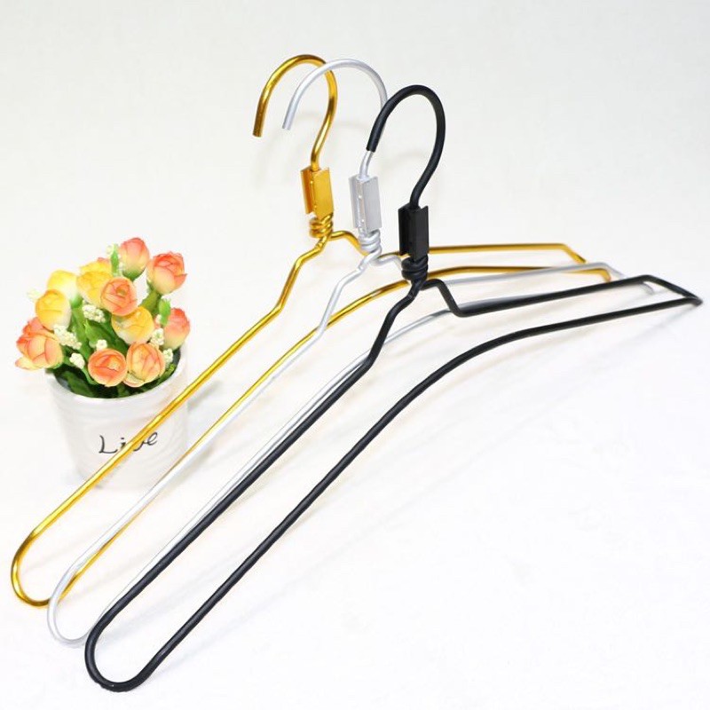แพคละ2ชิ้น*12บาทไม้แขวนเสื้อลวดสีทอง เงิน ดำ นำ้หนักเบาlu He J