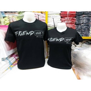 เสื้อยืดเป่ายิ้งฉุบ เสื้อยืดครอบครัวอบอุ่น สีดำลาย friend shiftชาย หญิง พร้อมส่ง