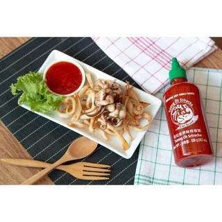 ซอสพริกศรีราชา ตราไก่ 540 ก. / Deksomboon Brand Sriracha Hot Chili Sauce 540 g