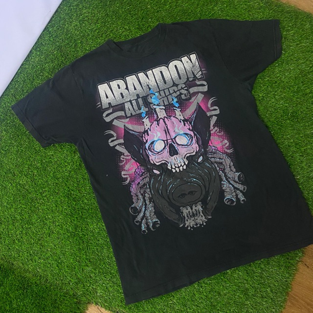 เสื้อมือสอง Abandon all ship  Size M  20.5x29.5 ตะเข็บคู่ ไม่มีข้าง ไม่มีตำหนิ Price 140 baht สภาพ 8