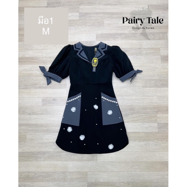 เดรสคอปกแขนพองสีดำป้ายห้อยPeony