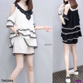 เซท 2 ชิ้น เสื้อเว้าไหล่ แต่งอกลูกไม้  + กางเกงขาสั้น  (โค้ดช้อปฟรี 100 บาท)