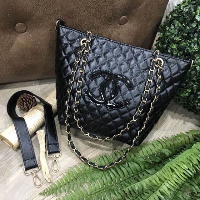 Chanel VIP Gift Mini Shoulder Bag ชาเนล กระเป๋าสะสายข้าง สีดำ