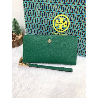 Emerald Stone

Tory Burch Emerson Zip Passport Continental