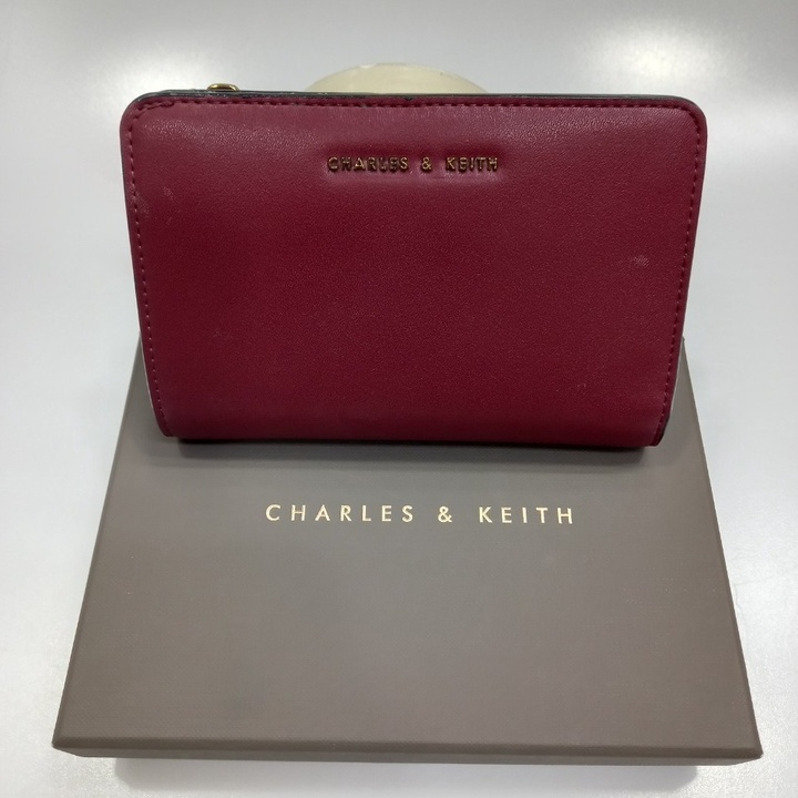 กระเป๋าสตางค์ใบสั้น CK (charles&amp;keith) งานแท้ 100% (มือสองสภาพ 70%)..สีแดง