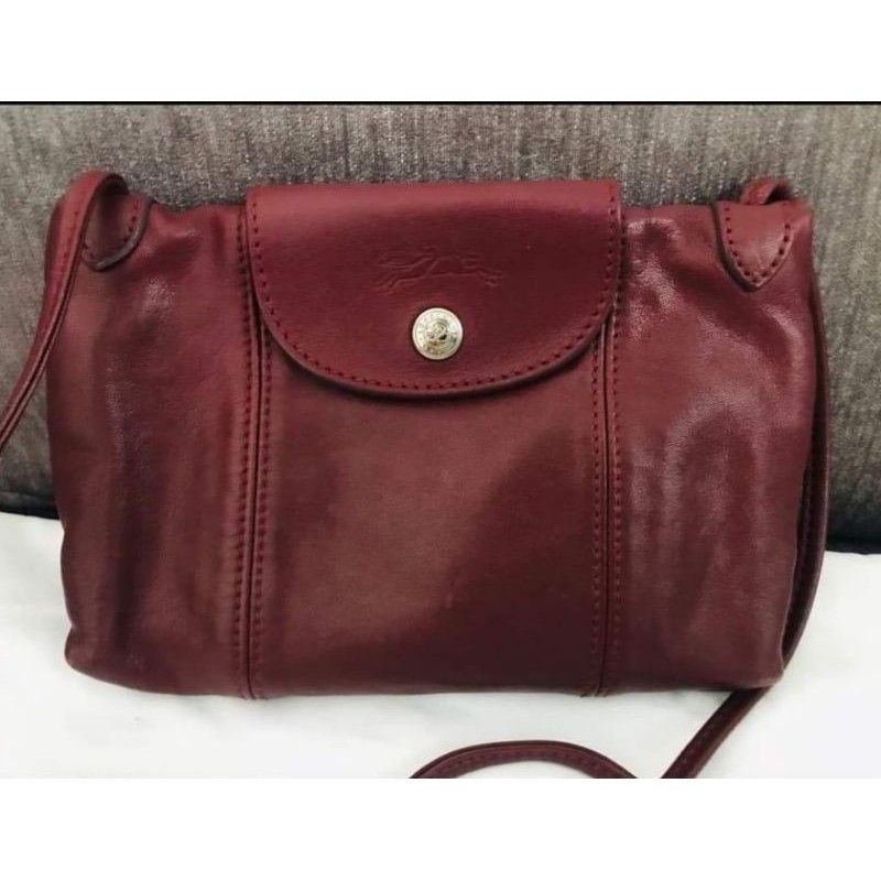 longchamp cuir mini crossbody หนังแกะสีเลือดหมู มือสองสภาพดีค่ะ