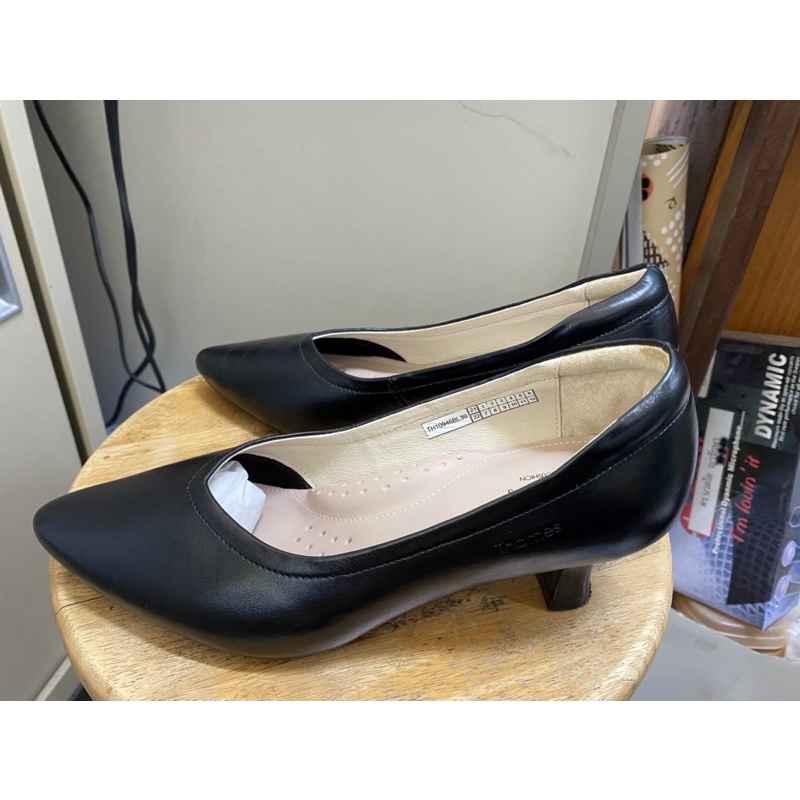 รองเท้าคัชชูผู้หญิงสีดำของ Thames size 39 แต่เหมาะกับเท้าไซต์ 38 สูง 1.5 นิ้วค่ะ