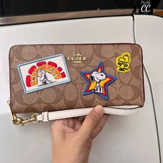 (แท้ 💯%‼ Factory) COACH x PEANUTS LONG ZIP AROUND WALLET IN SIGNATURE CANVAS WITH VARSITY PATCHES (COACH C4598)