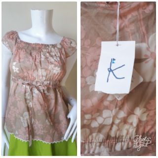 เสื้อลายดอก ผ้าคอตตอน คอปาด แขนกุด Size 2 รอบอก 34-36 นิ้วค่ะ
