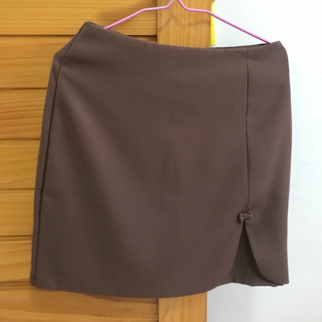กระโปรงสีน้ำตาล ซื้อจากร้านที่ Union Mall ค่ะ ซัก 1 ครั้ง แต่ไม่เคยใส่ค่ะ Size m ค่ะ