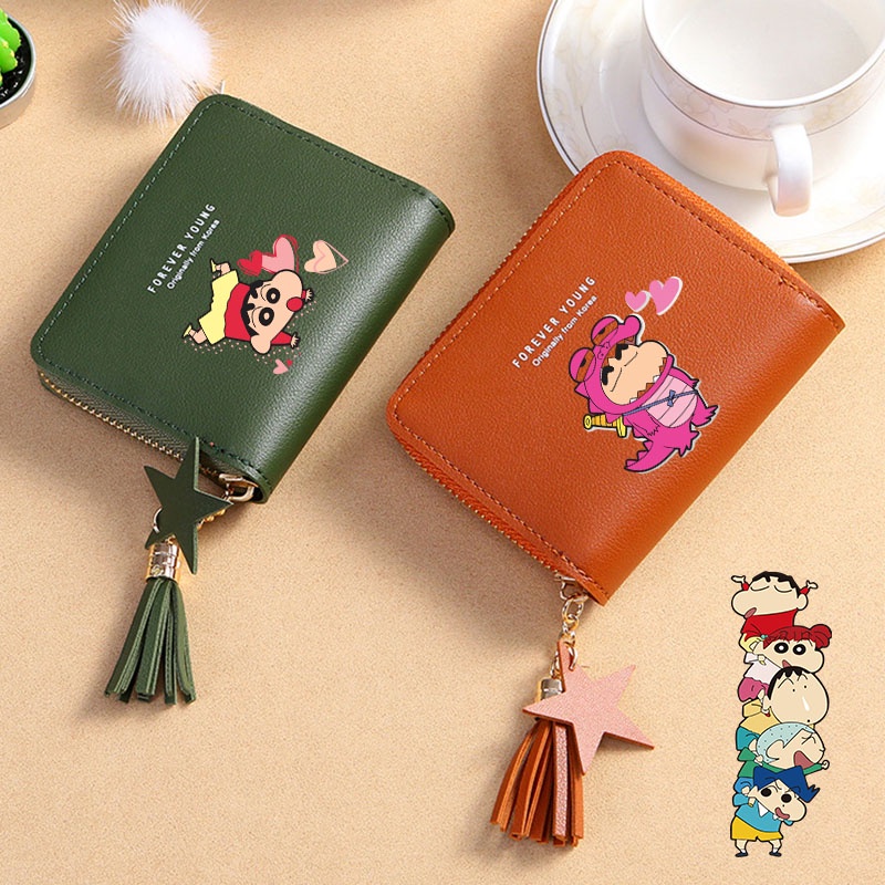 กระเป๋าสตางค์ ใบสั้น ทรงสี่เหลี่ยม แต่งพู่ ลายการ์ตูนชินจังน่ารัก แต่งซิป ขนาดเล็ก ใส่เหรียญได้