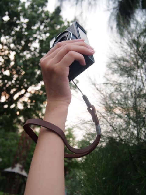 สายกล้องคล้องข้อมือหนังวัว Crazy​house​