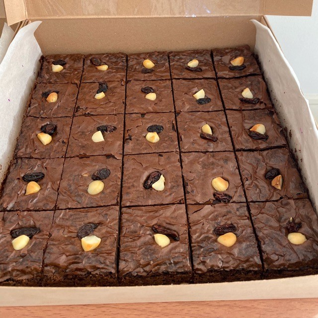 บราวนี่ช็อคโกแลตเข้มข้น fudge rich chocolate brownies with macadamia & raisin (ยกถาด) home made