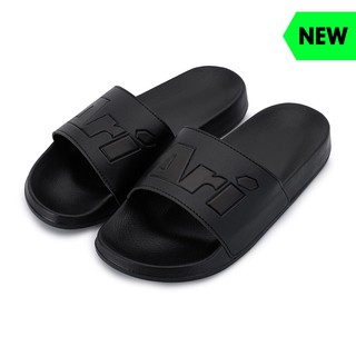 ARI SLIDE SANDALS - BLACK/BLACK  รองเท้าแตะแบบสวม แต่งด้วยโลโก้ Ari