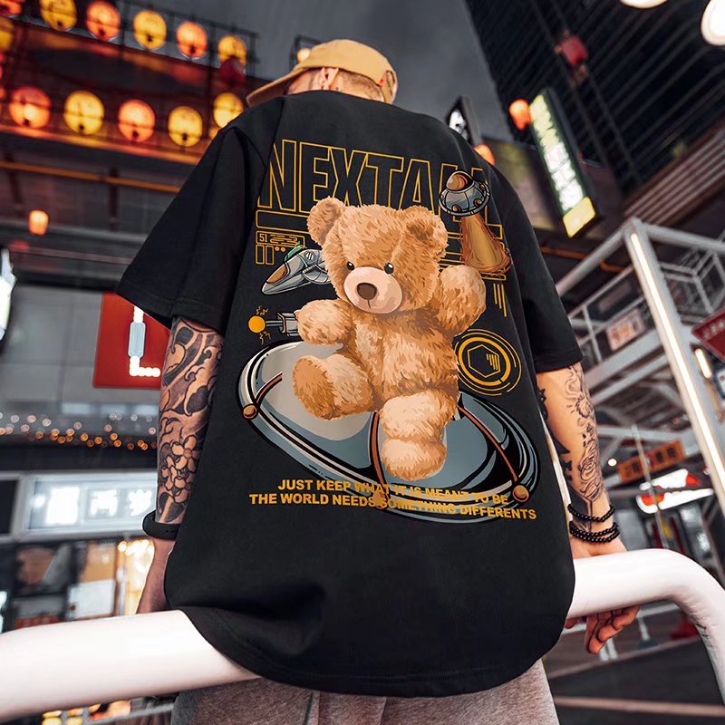 【M-8XL】เสื้อยืดคอกลม แขนสั้น พิมพ์ลายการ์ตูนหมี ทรงหลวม สไตล์ฮ่องกง สตรีท ฮิปฮอป ฤดูร้อน สําหรับผู้ชาย