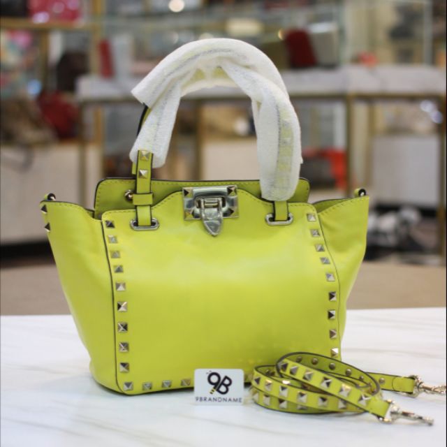 กระเป๋าของแท้ Valentino Rockstud​ Small​ Trapeze​ Tote​ Bag​ Yellow​