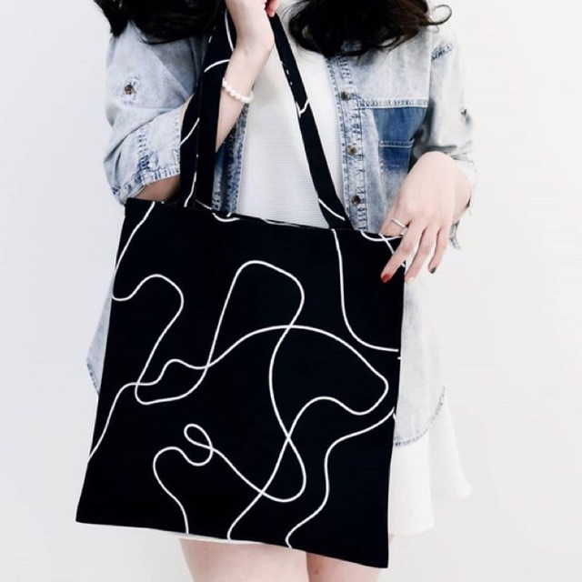 💫BEST SELLER💫Vibes.brandd กระเป๋าผ้า vibes รุ่น Black Pierre tote bag🖤