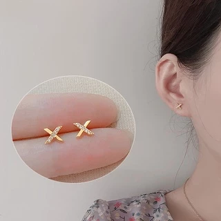 ต่างหูสตั๊ด เหล็กไทเทเนียม เงิน S925 ประดับเพชรคริสตัล สีทอง เรียบง่าย สไตล์เกาหลี เครื่องประดับแฟชั่น สําหรับผู้หญิง
