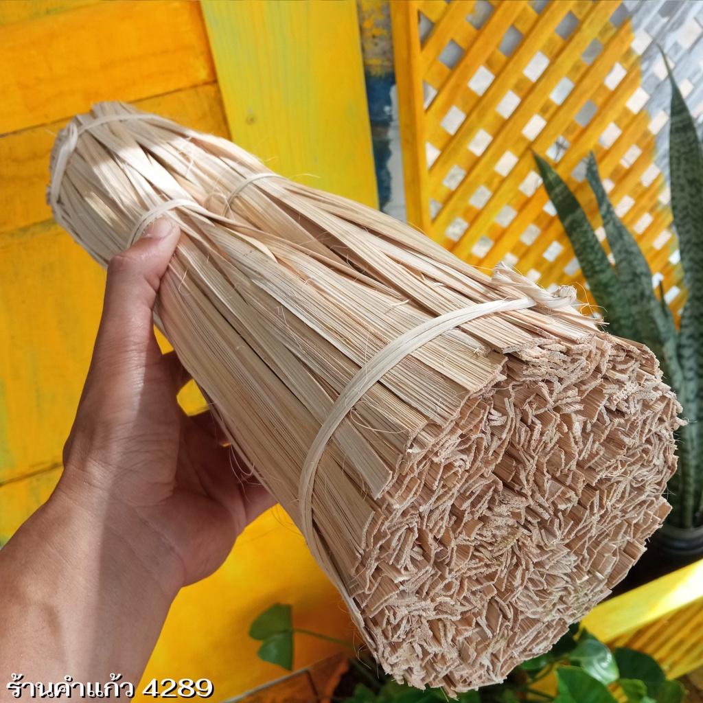 ตอกไม้ไผ่ทำมืออย่างดี เหนียว ทน ยาว 40-50 เซนติเมตร มัดใหญ่น้ำหนักรวม 1 กิโลกรัม (มี 4-5 มัดเล็ก)(1000 เส้น)