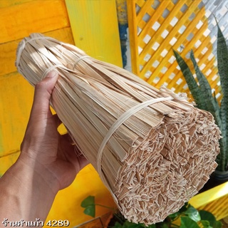 ตอกไม้ไผ่ทำมืออย่างดี เหนียว ทน ยาว 40-50 เซนติเมตร มัดใหญ่น้ำหนักรวม 1 กิโลกรัม (มี 4-5 มัดเล็ก)(1000 เส้น)
