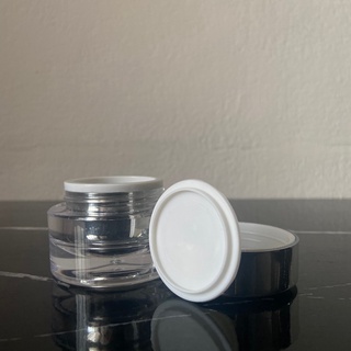 กระปุก Acrylic ใส ฝาเงินเงา สำหรับบรรจุครีมประมาณ 30 กรัม (ทดสอบโดยใช้น้ำสะอาดปริมาณที่แน่นอนขึ้นกับลักษณะเนื้อครีม)