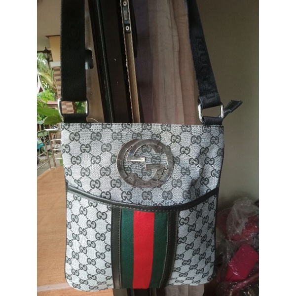 กระเป๋าผ้าสะพายข้างผู้ชาย แบรนด์ GUCCI ไซส์ 9 นิ้ว สูง 10.5 นิ้ว สภาพใหม่และสวย อะไหล่เงิน มีป้ายแบร
