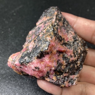 RH199 โรโดไนต์ ( Rhodonite ) ตรงปก ของแท้ รูปทรงตามธรรมชาติ หินมงคล หินสี หินธรรมชาติ หินแร่ หินนำโชค หินเสริมดวง