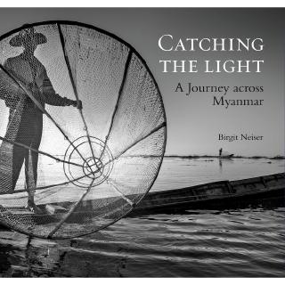 Riverbooks หนังสือประวัติศาสตร์ : Catching the light A Journey across Myanmar