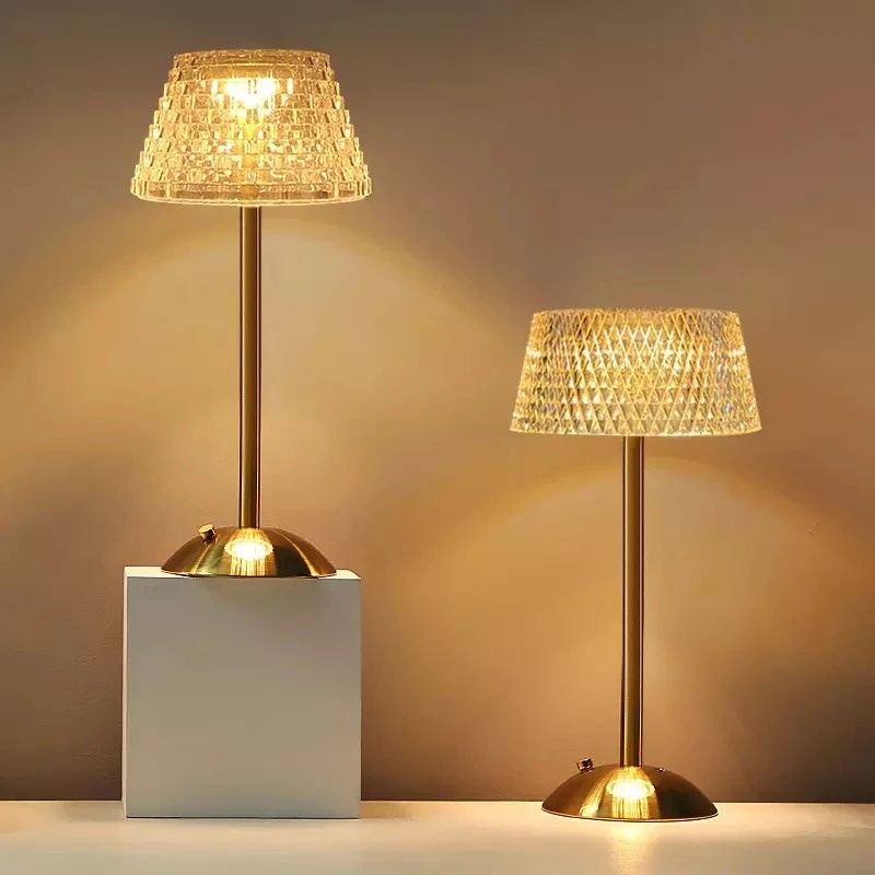 โคมไฟตั้งโต๊ะ LED คริสตัล หรี่แสงได้ โรแมนติก สําหรับตกแต่งห้องนอน ร้านอาหาร บาร์ โรงแรม