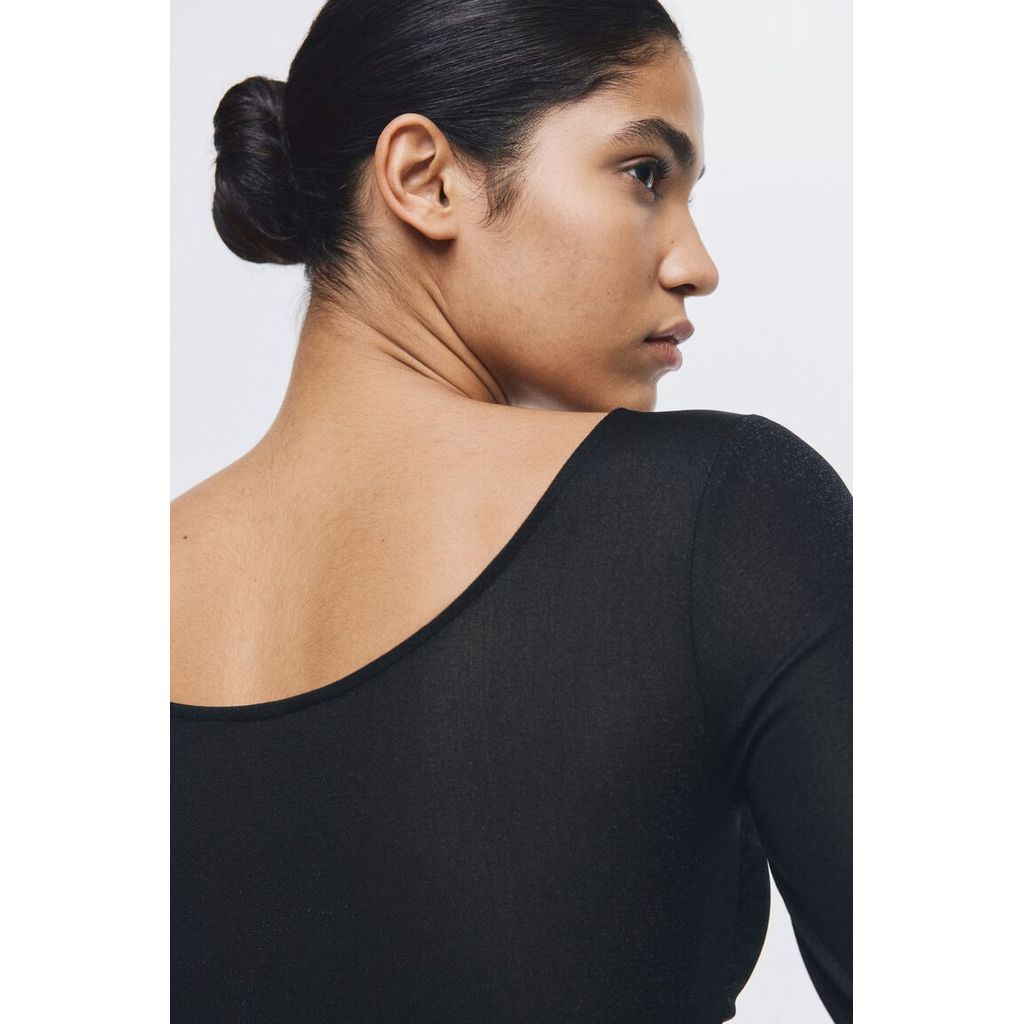 H&M(เอชแอนด์เอ็ม) เสื้อท็อปดีไซน์บิดเกลียวประดับกลิตเตอร์ Women Glittery twist-detail top 1318963_1