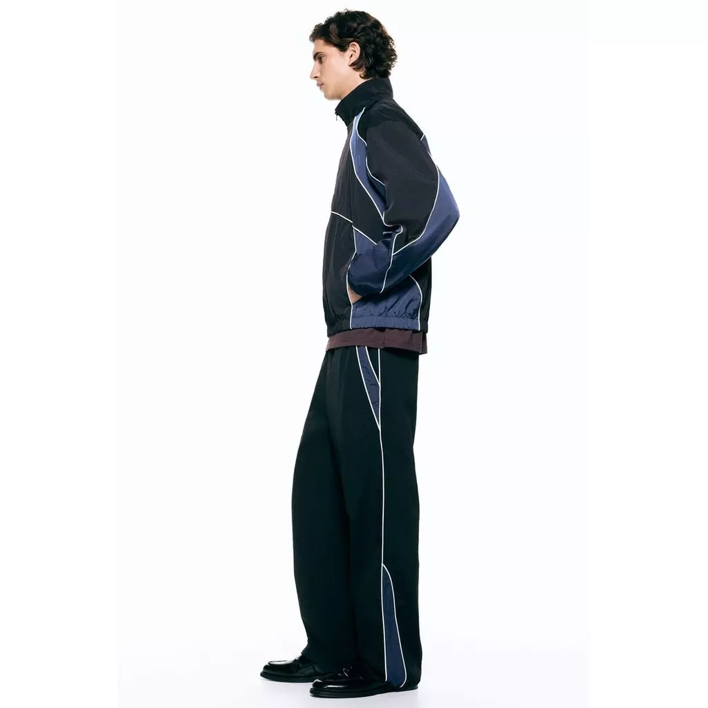 H&M(เอชแอนด์เอ็ม) กางเกงวอร์มไนลอนทรงหลวม Men Loose Fit Nylon track pants 1321172_1