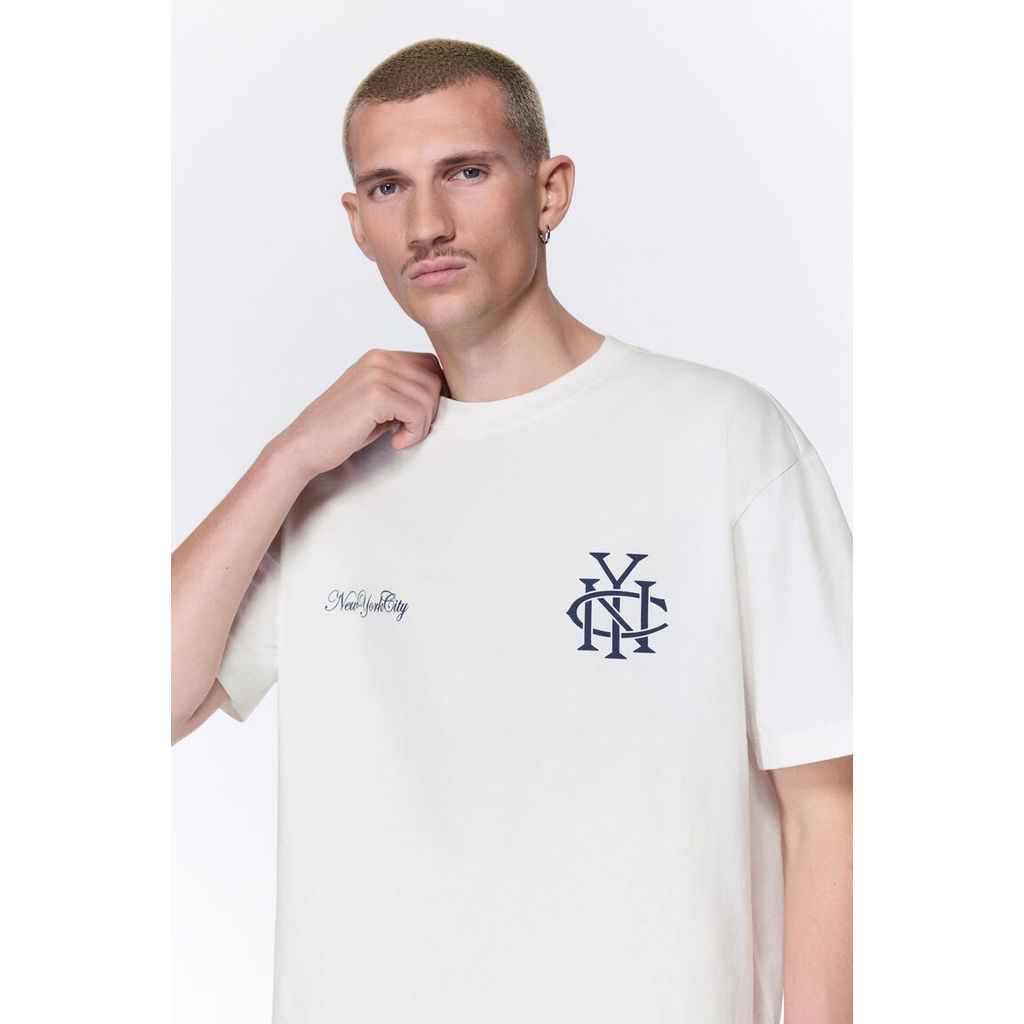 H&M(เอชแอนด์เอ็ม) เสื้อยืดลายพิมพ์ทรงหลวม ผู้ชาย 1313924_4