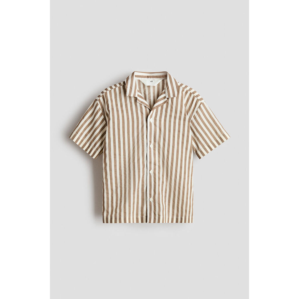 H&M(เอชแอนด์เอ็ม) เสื้อเชิ้ตลายพิมพ์สำหรับวันพักผ่อน Boys Printed resort shirt 1317527_1