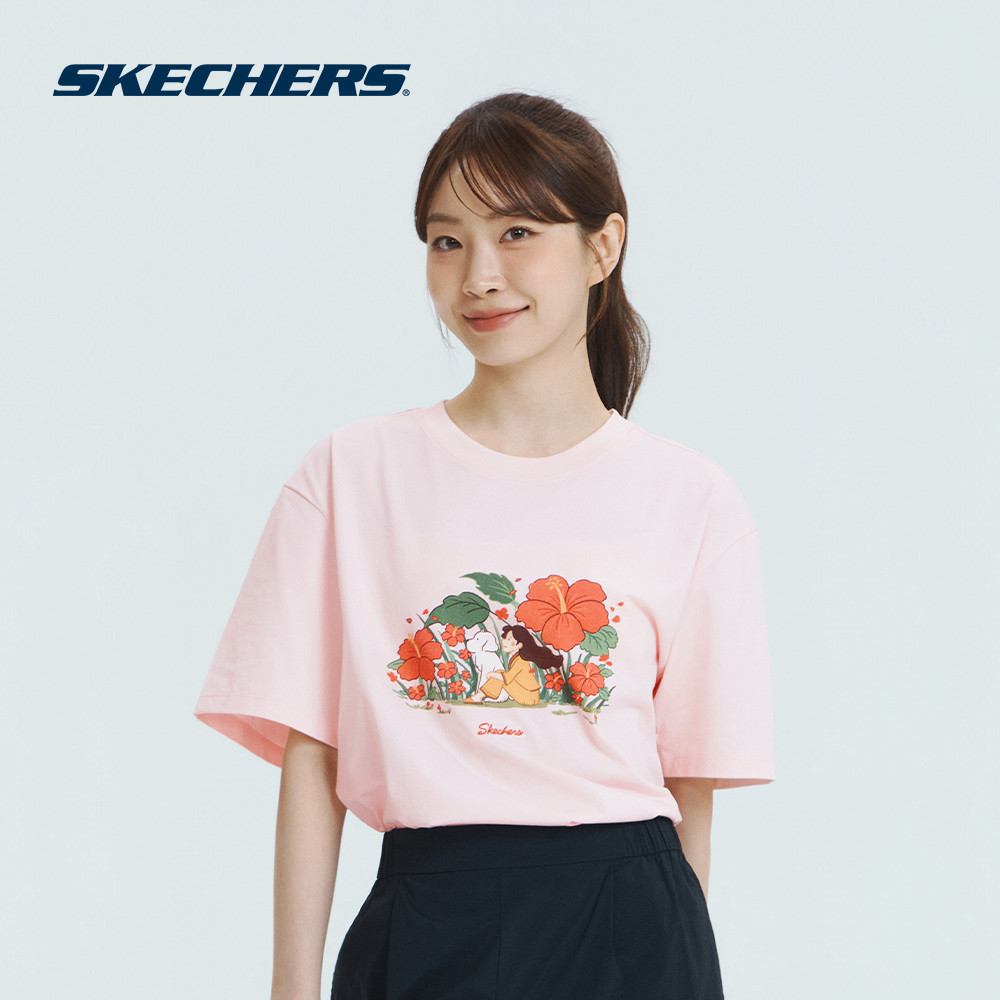 Skechers สเก็ตเชอร์ส เสื้อยืดแขนสั้นยูนิเซ็กส์ Unisex Skechvibe X Drawingmary Short Sleeve Tee - SL2