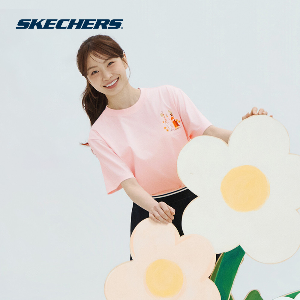 Skechers สเก็ตเชอร์ส เสื้อยืดแขนสั้นยูนิเซ็กส์ Unisex Skechvibe X Drawingmary Short Sleeve Tee - SL2